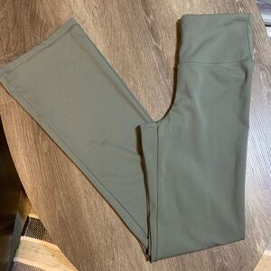 American Eagle Outfitters The Everything Flare Legging in Army Green Sz. XS NWOT